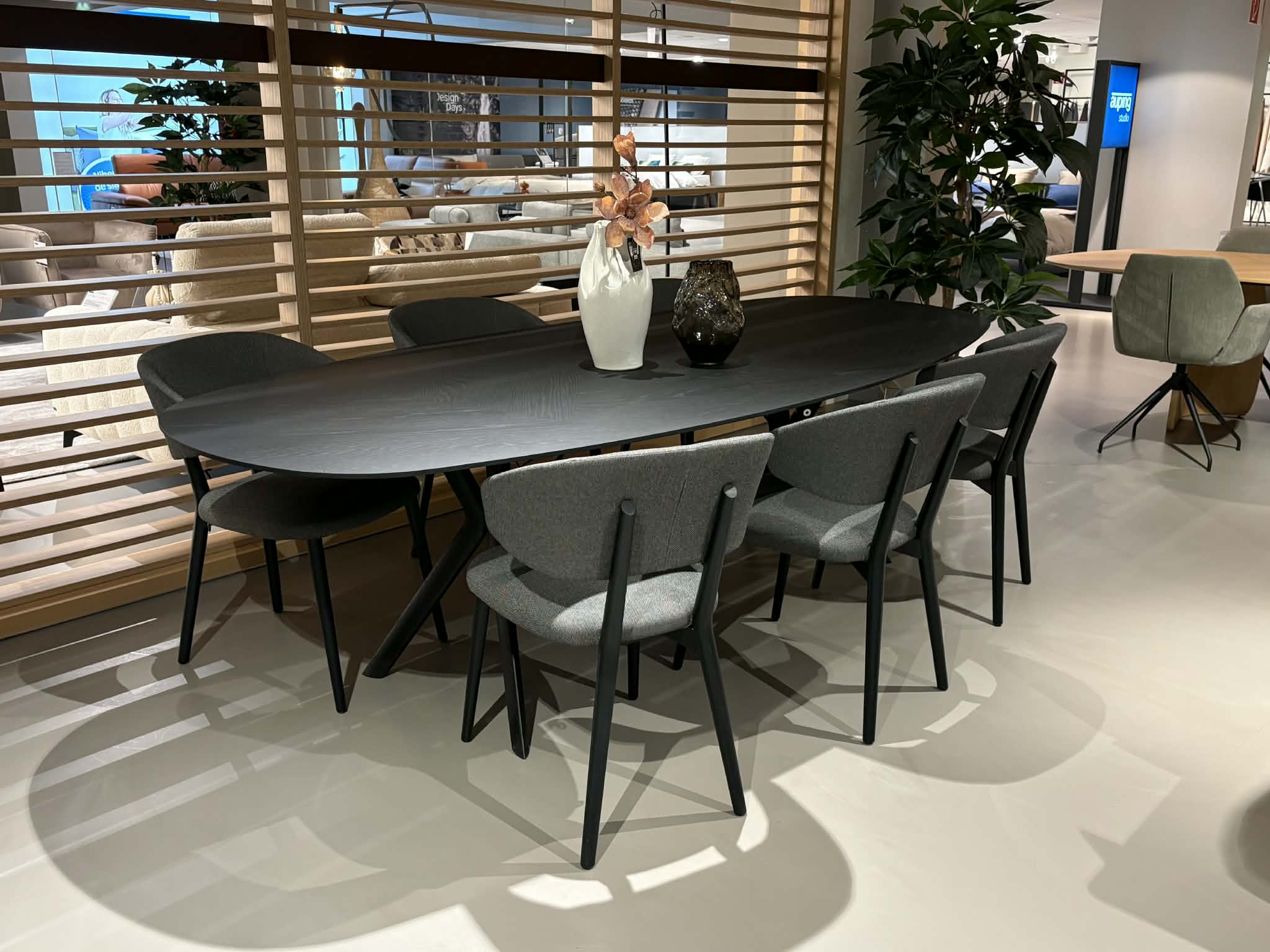 Mobitec set van tafel en 6 armstoelen - Nibema